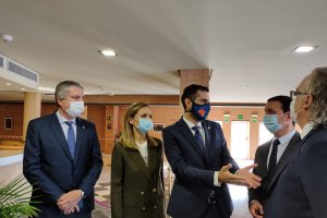 Juan de la Cruz Belmonte, a la izquierda, junto a otras autoridades.