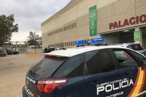 La vacunación a policías ha comenzado esta mañana en el Palacio de los Juegos Mediterráneos.