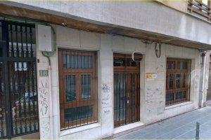 El bajo comercial está situado junto a la confluencia de la calle Gerona.