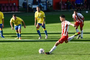 Juan Villar lanzando desde los once metros a Las Palmas.