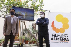 El diputado Manuel Guzmán y Nico Fernández, responsable del proyecto de Localizaciones 360º, en el Patio del Mandarino..