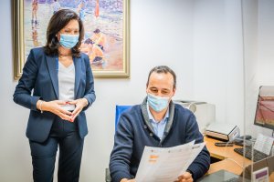 La concejal Mª Ángeles Alcoba y el asistente social coordinador del servicio.