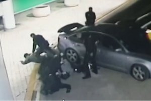 Agentes de Policía Nacional detienen a los delincuentes.