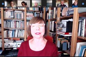 Durante la presentación de la conferencia, la presidenta de Amigos de la Alcazaba, María Teresa Pérez.