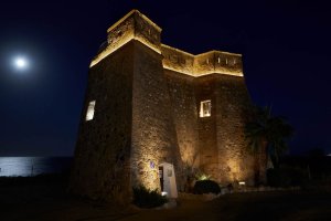 Castillo de Villaricos iluminado.