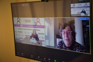 Antonia Sánchez Villanueva, subdirectora de LA VOZ, charlando con María Luisa Balaguer.