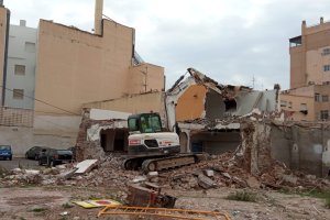 Máquinas demoliendo las últimas viviendas pendientes en Barrio Alto