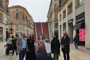 La imagen de Nerea Camacho con su Goya en una exposición a cielo abierto en Málaga.