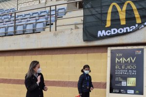 La concejala de Deportes de El Ejido con la cantera.
