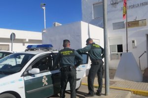 Imagen de archivo de una pareja de agentes de la Guardia Civil en Níjar.