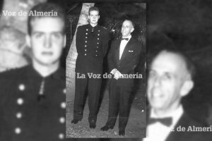 Sixto Espinosa Orozco posando junto al entonces Príncipe de España, don Juan Carlos de Borbón.