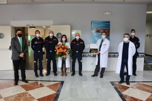 El Hospital de Poniente recibió ayer un reconocimiento por parte de los efectivos del Consorcio de Bomberos de esta comarca almeriense.