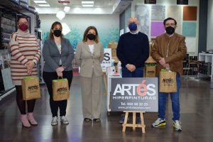 Acto de entrega de los kits en \'Artés Hiperpinturas\'.