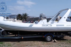 Embarcación decomisada por la Policía Nacional.