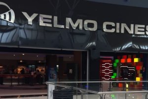 Exterior de los cines Yelmo del Centro Comercial Torrecárdenas.