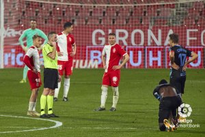 Tensa espera con Iglesias Villanueva antes de que el VAR diera el gol a Sadiq.