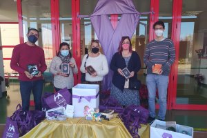 El concejal de Cultura, Manu Abad; el coordinador de la Biblioteca Municipal, Antonio Adamuz; y representantes de la Asociación Adarve del Río.