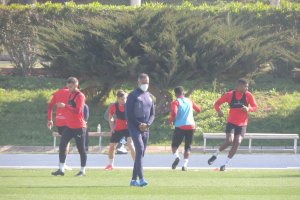 José Gomes concentrado en el entrenamiento de este jueves.