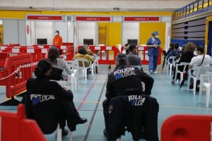 Vacunaciones en Palma de Mallorca usando la receta de AstraZeneca.