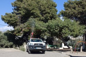 Operarios realizando trabajos de fumigación.