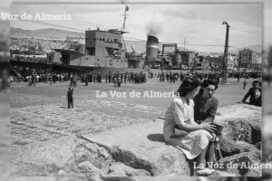 Un buque de guerra atracado en el muelle de levante del puerto de Almería, en los años cincuenta.