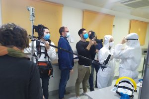 David del Águila junto al director de fotografía Pablo Miralles, durante el rodaje del corto en el Hospital Mediterráneo.