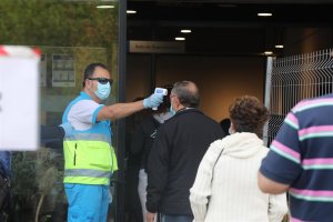 Toma de temperatura a la entrada de un hospital.