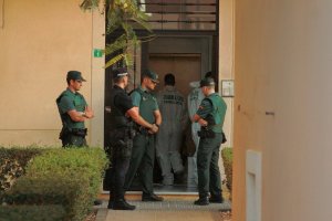 La Guardia Civil custodia la entrada a la vivienda donde se produjo la muerte del menor.