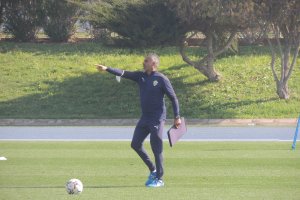 José Gomes hablando con sus ayudantes en el entrenamiento rojiblanco.