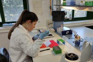 Una científica tomando muestras