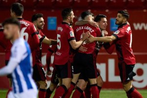 Los jugadores del Mirandés celebrando uno de los goles al Espanyol.