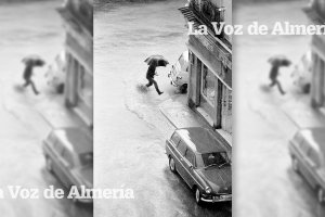 Un peatón intentando saltar por encima de un charco en la esquina entre la Plaza de Manuel Pérez y la Plaza del Carmen, frente al kiosco de Amalia.