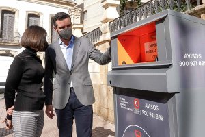 El alcalde de Almería, Ramon Fernández-Pacheco, observa uno de los nuevos contenedores de reciclaje