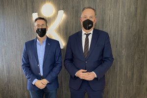 El presidente de los empresarios turísticos (izquierda) con el delegado provincial de Turismo.