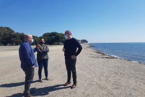 El alcalde y el concejal en la playa de Quitapellejos.