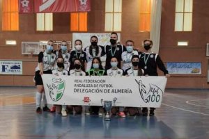 Las campeonas de Almería posan con el trofeo y las medallas.