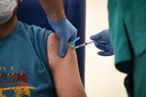 Un hombre recibe la primera dosis de la vacuna Astrazeneca en Valencia.