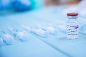 Paralizan la administración de las vacunas de AstraZeneca.