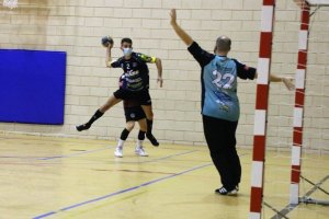 Buen partido y mejor balonmano en la pista.