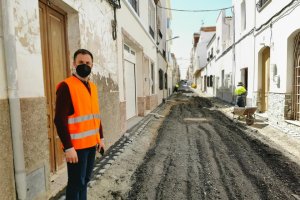 El concejal de Infraestructuras, Alfonso García, supervisando los trabajos de asfaltado y mejora del acercado.