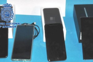 Los móviles de gama alta recuperados por la Policía Nacional.