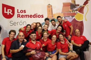 Fotografía de la familia de Embutidos Los Remedios al completo.