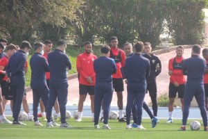 José Gomes hablando con la plantilla antes de iniciar la sesión.