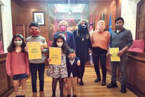 Los ganadores del concurso junta a la edil de Festejos, Amparo García.