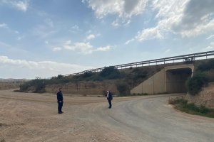 Autoridades locales revisan los caminos públicos rurales.