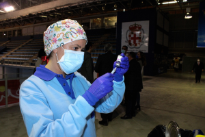 Personal sanitario durante la vacunación masiva en el Palacio de los Juegos Mediterráneos de la capital.