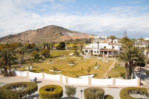 El hotel La Mata y al fondo el cerro del Moro Manco.
