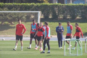 Los jugadores cambiando de ejercicio en la sesión de este jueves.