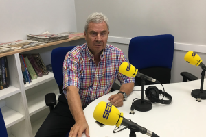 Javier Serrano en los estudios de SER Almería.