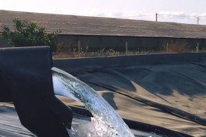 Fotografía de un embalse de agua.